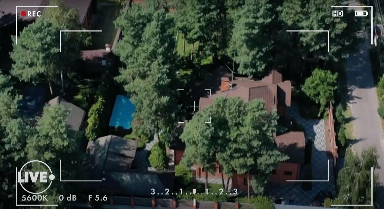 Апартаменти в Царському селі й особняк з міні-полем: житло Сергія Реброва показали на відео